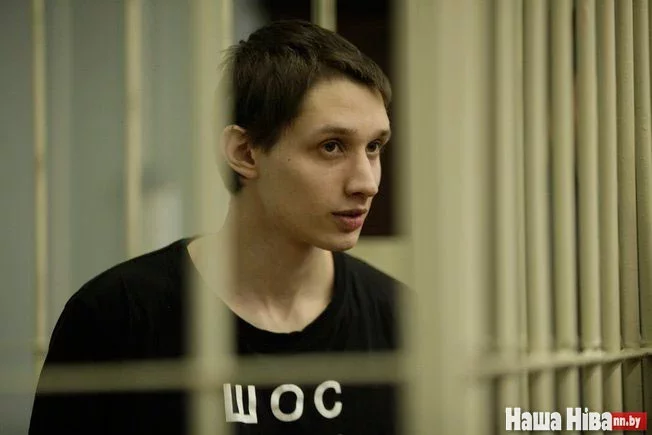 Дмитрий Полиенко пришел в суд в майке с надписью «ШОС».