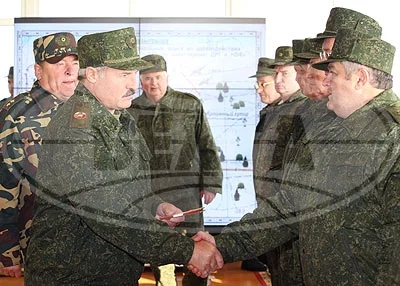  Аляксандр Лукашэнка ўручыў генеральскія зоркі кіраўнікам аблвыканкамаў.