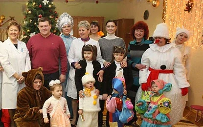 Дмитрий Лукашенко с семьей во время посещения детского дома № 1 в Минске.