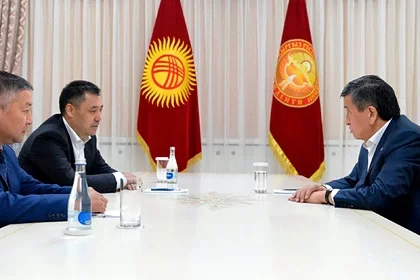 Жапаров слева, Жээебеков справа, фото пресс-службы президента Кыргызстана