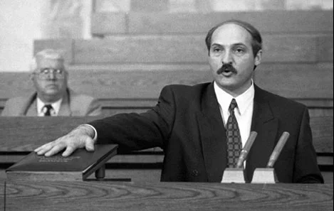 1994. Лукашенко принимает присягу. Те выборы называют сегодня единственными демократическими в истории Беларуси. В первом туре Лукашенко с 45% голосов обошел лидера номенклатуры Вячеслава Кебича и кандидата Народного Фронта Зенона Пазняка.
