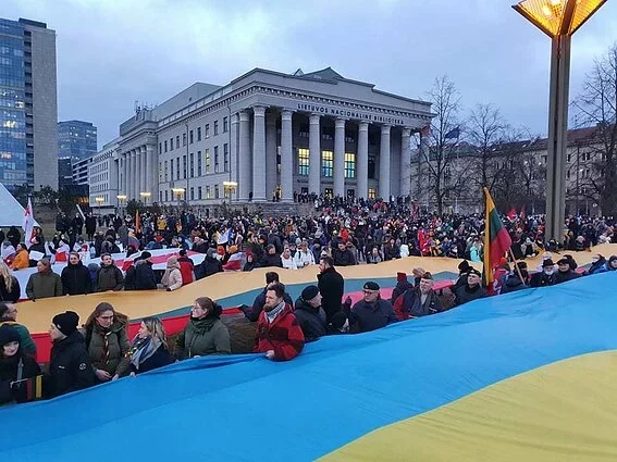 Акция в поддержку Украины в центре Вильнюса. 24 февраля 2022 года. Фото: Blaževič/LRT