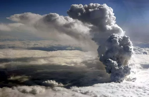  Той самы вулкан і дым ад яго вышынёй 6 тыс. метраў.