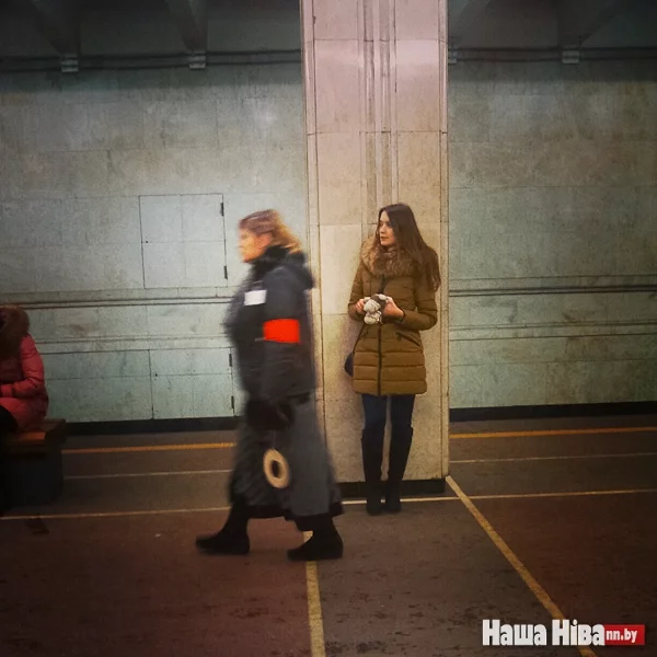 З нядаўняй пары ў мінскім метро новая прафесія — паказваць чорны кружочак цягнікам.