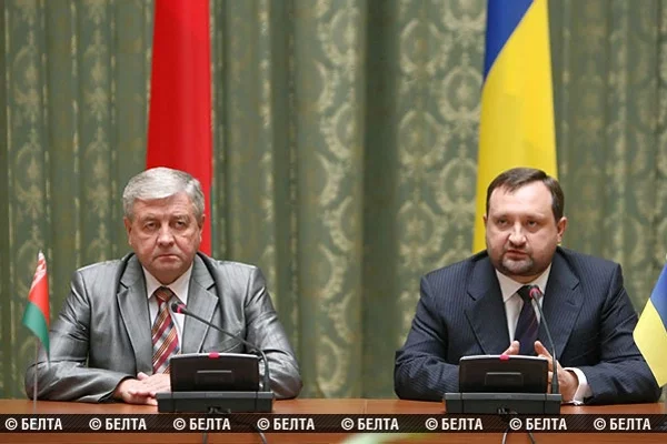 Первый заместитель премьер-министра Беларуси Владимир Семашко и первый вице-премьер-министр Украины Сергей Арбузов.