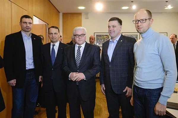 Радаслаў Сікорскі і Фран-Вальтэр Штайнмаер з лідарамі ўкраінскай апазіцыі, Reuters