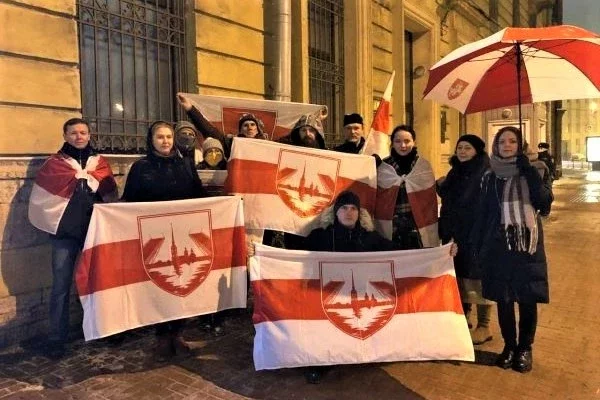 Белорусы Санкт-Петербурга день за днем на протяжении нескольких месяцев выходили на пикеты в поддержку белорусов. 