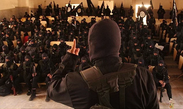 Инструктаж боевиков ИГИЛ. Фото с сайта dailymail.co.uk