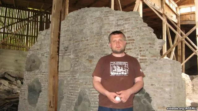 Историк Андрей Вашкевич у развалин Нижней церкви в Гродно.