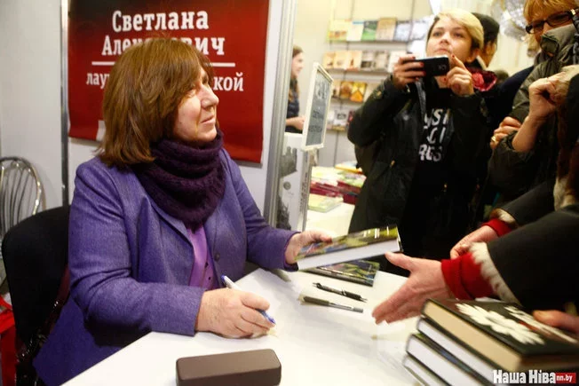 У суботу 11 лютага Святлана Алексіевіч раздавала аўтографы на мінскім кніжным кірмашы. Фота Ірыны Арахоўскай.