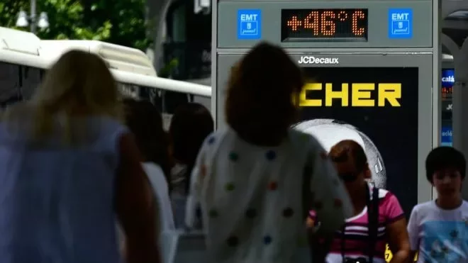 Температурное табло в Мадриде в начале августа 2017 года показывает 46 градусов. Фото AFP