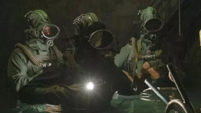 Кадр из сериала «Чернобыль» НВО. В фильме Ананенко, Баранов и Беспалов спускаются в аквалангах. На самом деле они были в гидрокостюмах с респираторами.