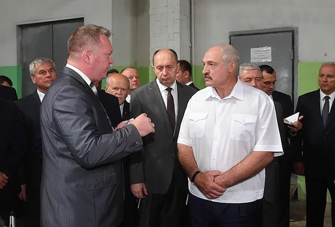 Воўк стаіць злева ад Лукашэнкі, фота president.gov.by