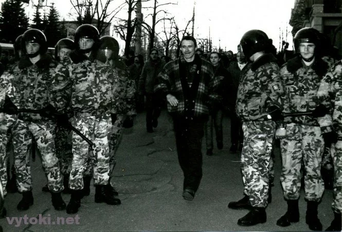 Павел Северинец на той самой акции 2 апреля 1998 года.