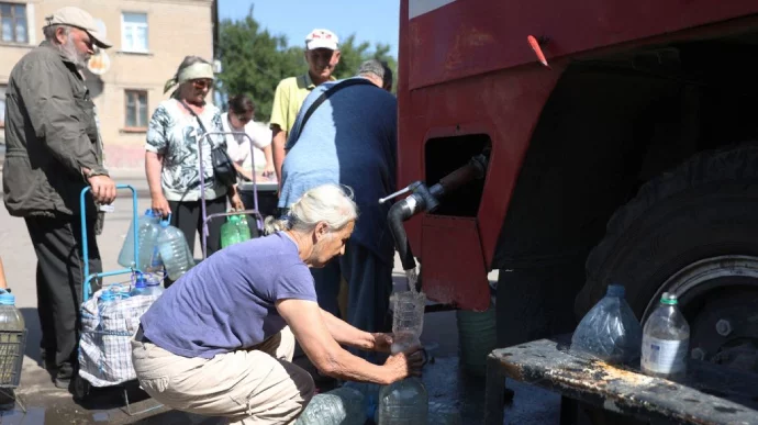 Жители Лисичанска набирают воду 21 июня 2022 года. Фото: Getty Images