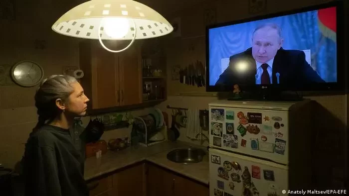 Жанчына глядзіць па ТВ выступ Уладзіміра Пуціна
