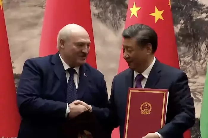 Александр Лукашенко и Си Цзиньпин во время визита первого в Пекин в марте. Скриншот видео «Пула первого»