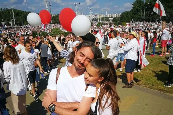 Dzianis Dudzinski i Kaciaryna Rajeckaja na «Maršy Svabody» kala Steły 16 žniŭnia. Fota: instagram.com/dudinski_denis