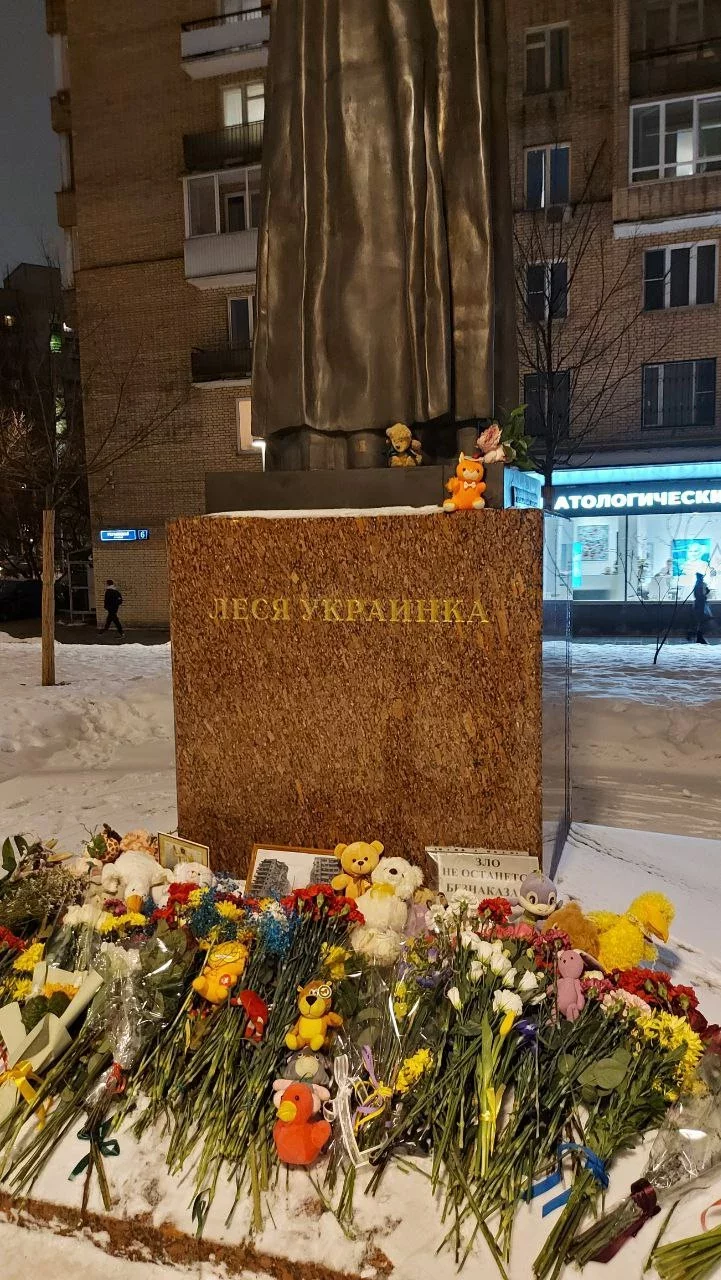 Стихийный мемориал в Москве возле памятника Леси Украинки. Фото: t.me/PlushevChannel