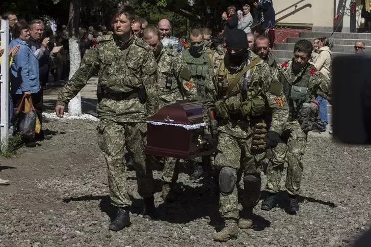 Похороны троих убитых боевиков и одного мирного жителя в Славянске, 7 мая.