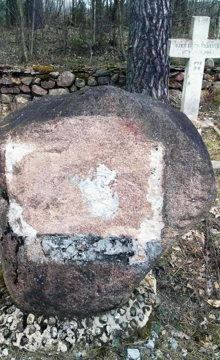 Памятный камень в Ворзянах без вывески. Фото: glosznadniemna.pl