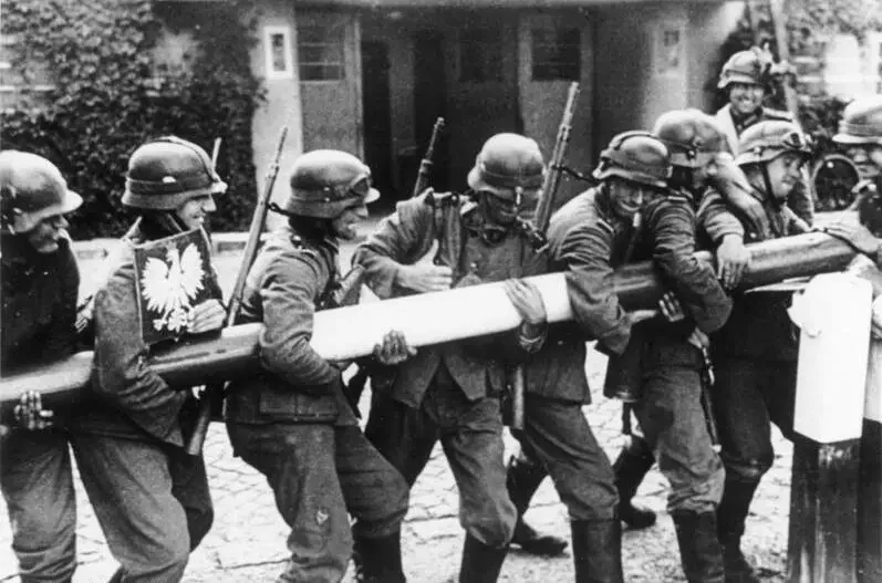 Солдаты вермахта ломают шлагбаум на пограничном пункте в Сопоте (граница Польши и вольного города Данцига), 1 сентября 1939. Фото: «Википедия»