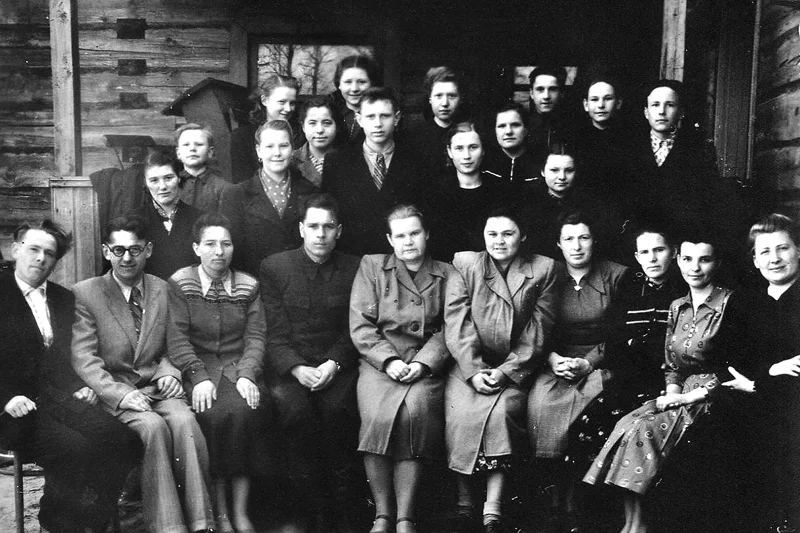 9 клас Далёкаўскай школы са сваімі настаўнікамі. Аўтар ліста — у першым шэрагу (другі злева), 1955 год.