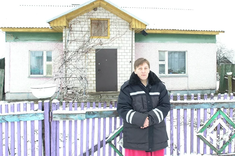 Ганна Краснікава каля сваёй (калгаснай) хаты