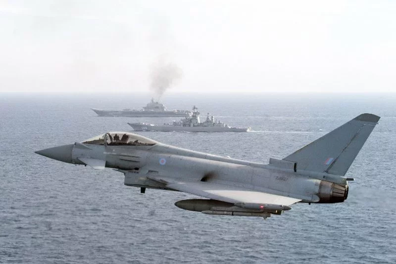 Брытанскі шматмэтавы знішчальнік Eurofighter Typhoon суправаджае расійскія караблі. Фота MOD/AFP