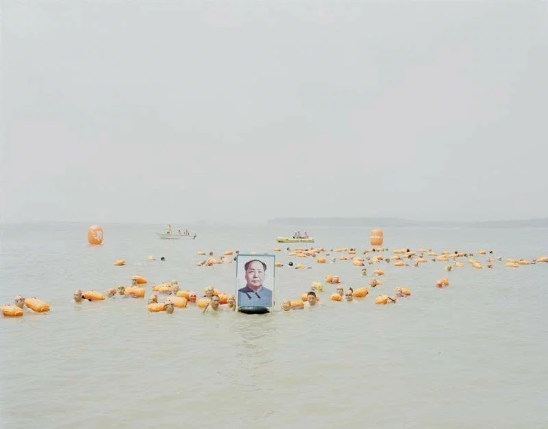 Чжан Кечун. Людзі, якія перасякаюць Жоўтую раку з фотаздымкам Мао Цзэдуна. Хэнань, 2012.