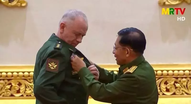 Глава хунты генерал Мин Аун Хлайн вручает награду заместителю министра обороны России. Скриншот с Irrawady.com.