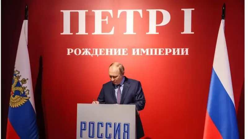 Как раз в эти дни отмечается 350-летие Петра І, которое российской пропаганде и лично Путину пришлось очень кстати. Фото: MIKHAIL METZEL/TASS
