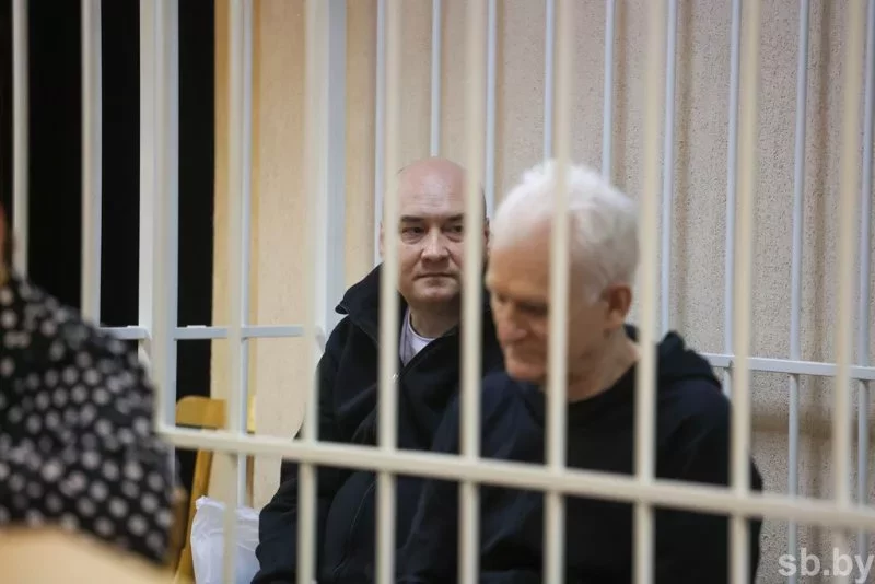 Алесь Бяляцкі і Валянцін Стэфановіч падчас суда