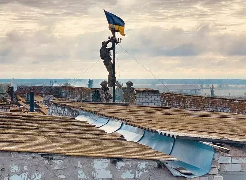 Украинский флаг над больницей в городском поселке Высокополье на Херсонщине