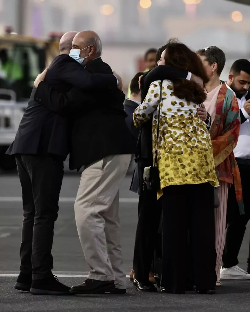 Пяцёра грамадзян ЗША, якія былі зняволеныя ў Іране, былі вызваленыя, прызямліліся ў міжнародным аэрапорце Доха, Катар. Фота: Stringer / Anadolu Agency via Getty Images