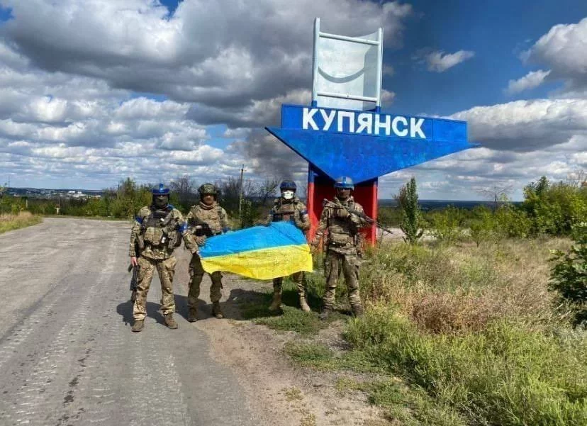 Ukrainskija vajskoŭcy z ukrainskich ściaham u rukach na ŭjeździe ŭ deakupavany Kupiansk na Charkaŭščynie