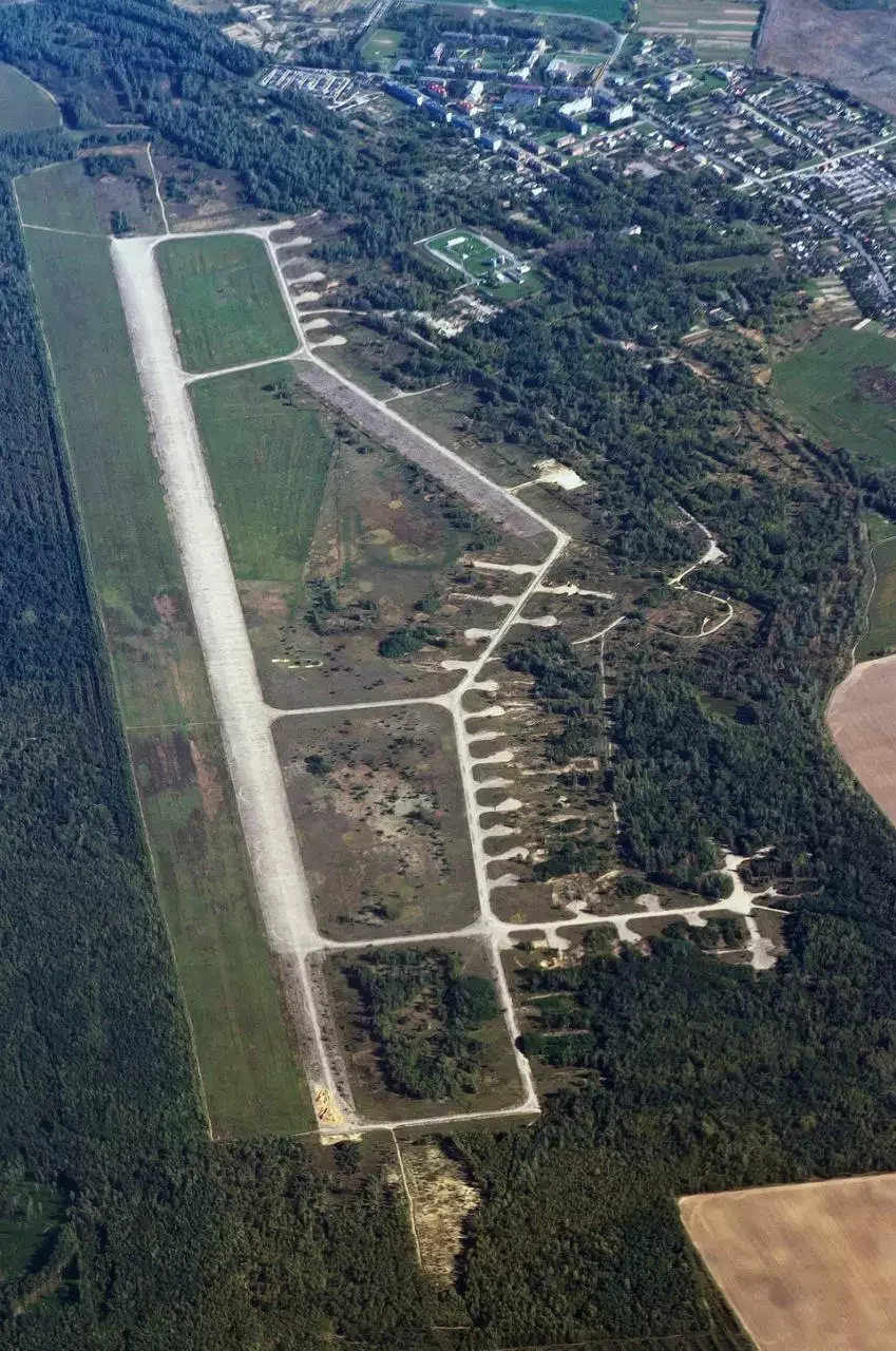 Так бывший военный аэродром Зябровка под Гомелем выглядел 8 лет назад