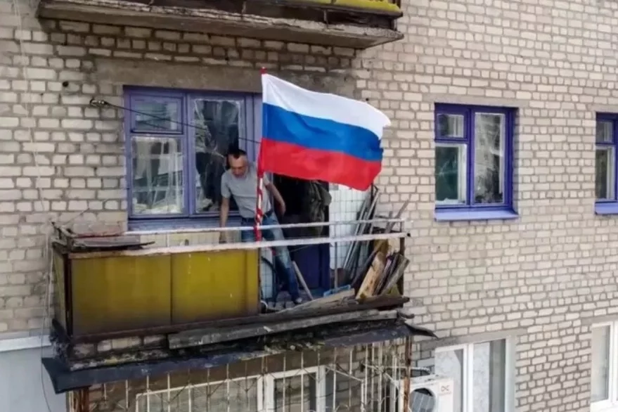 Минобороны РФ распространило видео, на котором видно, как на балконе в Лисичанске вывешивают российский флаг