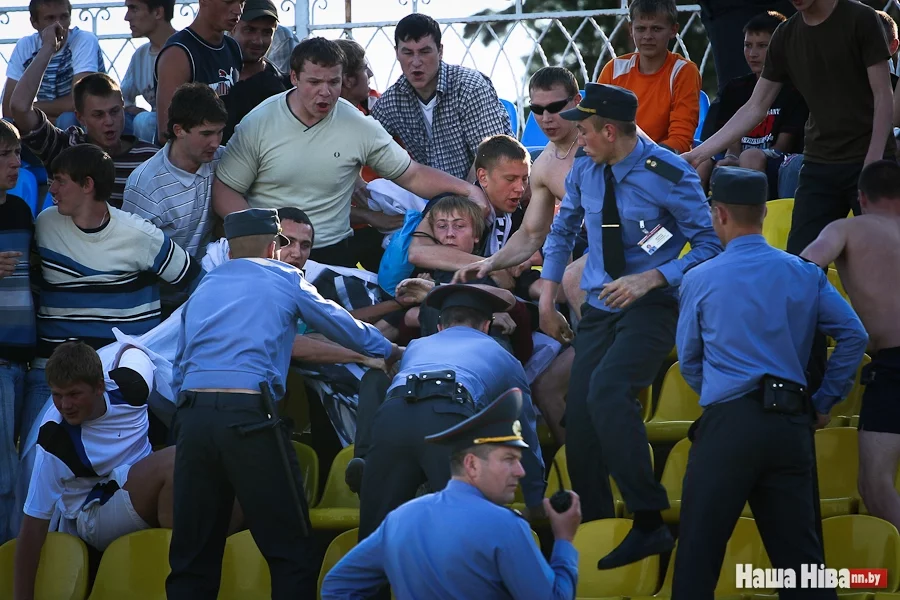 Милиционеры задерживают фанатов жодинского «Торпедо» во время матча в Борисове.