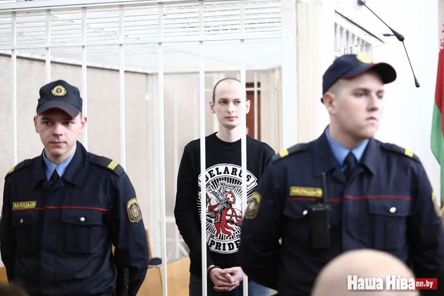 Блогера привезли в суд из тюрьмы. Он надел на приговор байку с Погоней и надписью Belarus Pride.