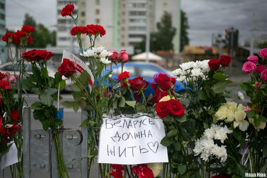 Цветы и флаги на месте гибели Александра Тарайковского возле метро «Пушкинская». Август 2020 года 