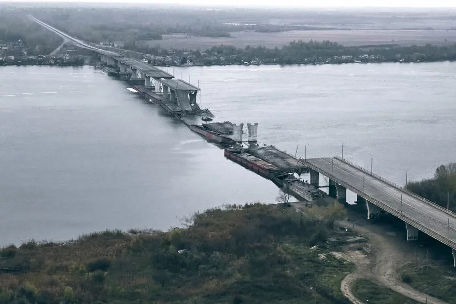 После отступления российские войска подорвали Антоновский мост, соединяющий левый и правый берега Днепра возле Херсона. Фото AP Photo / LIBKOS