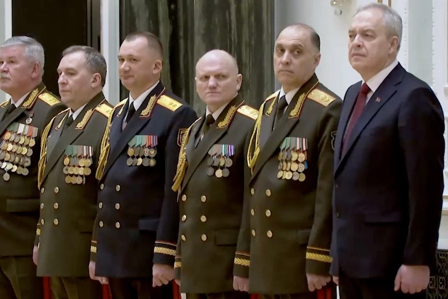 Игорь Сергеенко крайний справа. Скриншот из видео