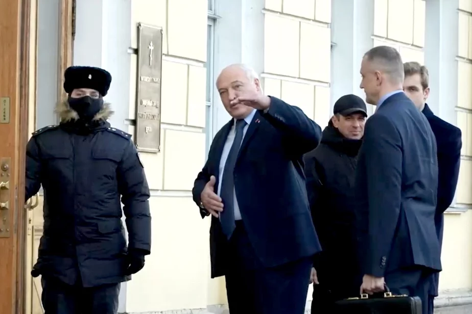 Александр и Николай Лукашенко на саммите СНГ в Санкт-Петербурге. Декабрь 2022. скриншот из видео