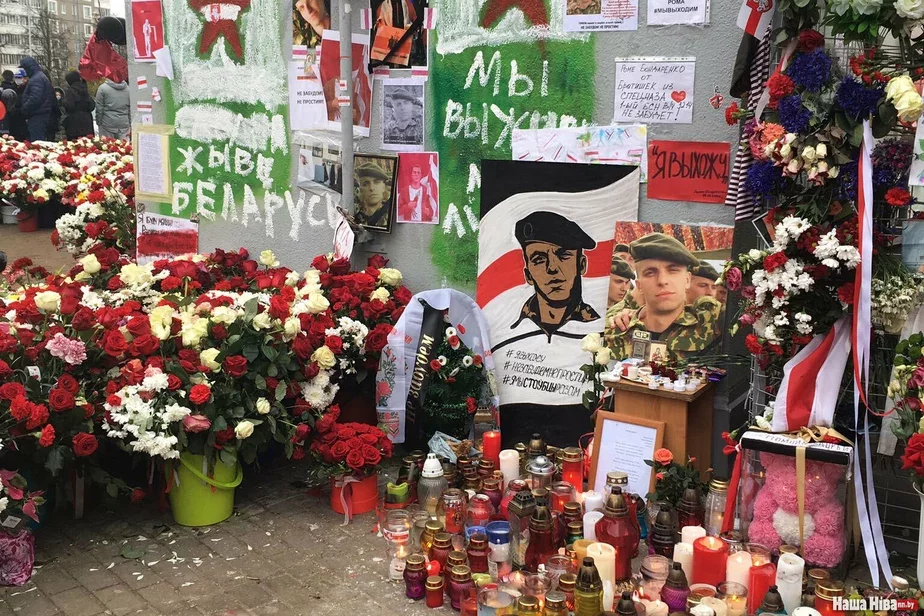 Мемориал, где Роман Бондаренко был избит и задержан людьми в штатском, до разорения, которое произошло 15 ноября.