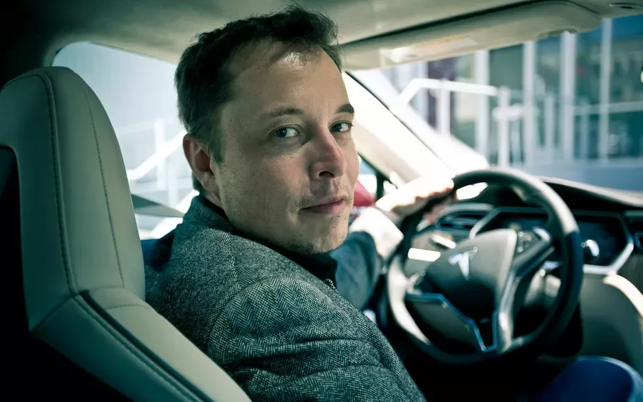 Элан Маск за рулём электрамабіля Tesla. Фота: gas2.org