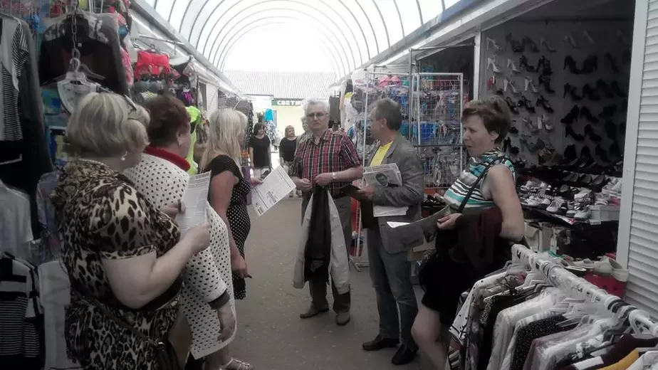 На фото: Анатолий Лебедько (второй справа) и Станислав Богданкевич встречаются с людьми на рынке в Барановичах, 25 июня 2015 года.