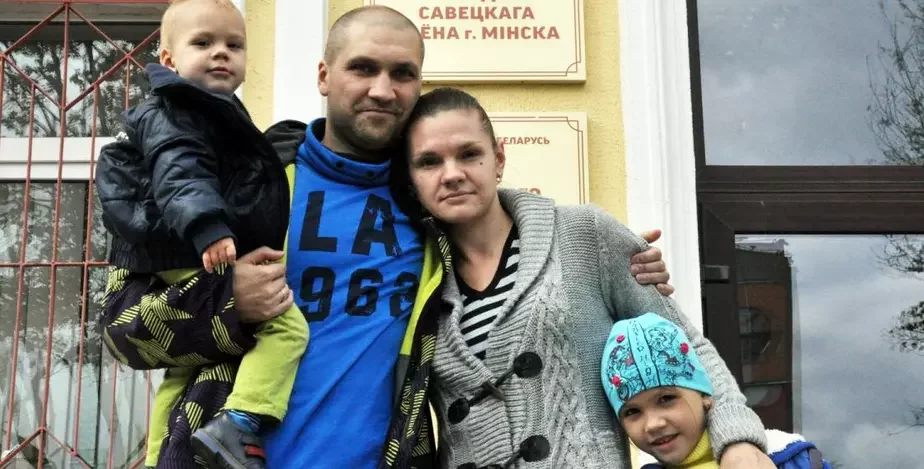 Дмитрий Гомон с женой и детьми у здания суда.