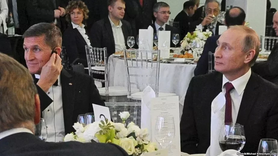 Майкл Флін і Уладзімір Пуцін на святкаванні юбілею тэлеканала RT ў 2015 годзе.