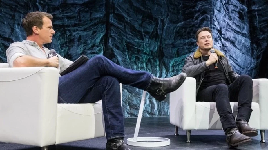 Ілан Маск (справа) падчас адказу на пытанні на фестывалі музыкі і кіно SXSW у Тэхасе, ЗША.